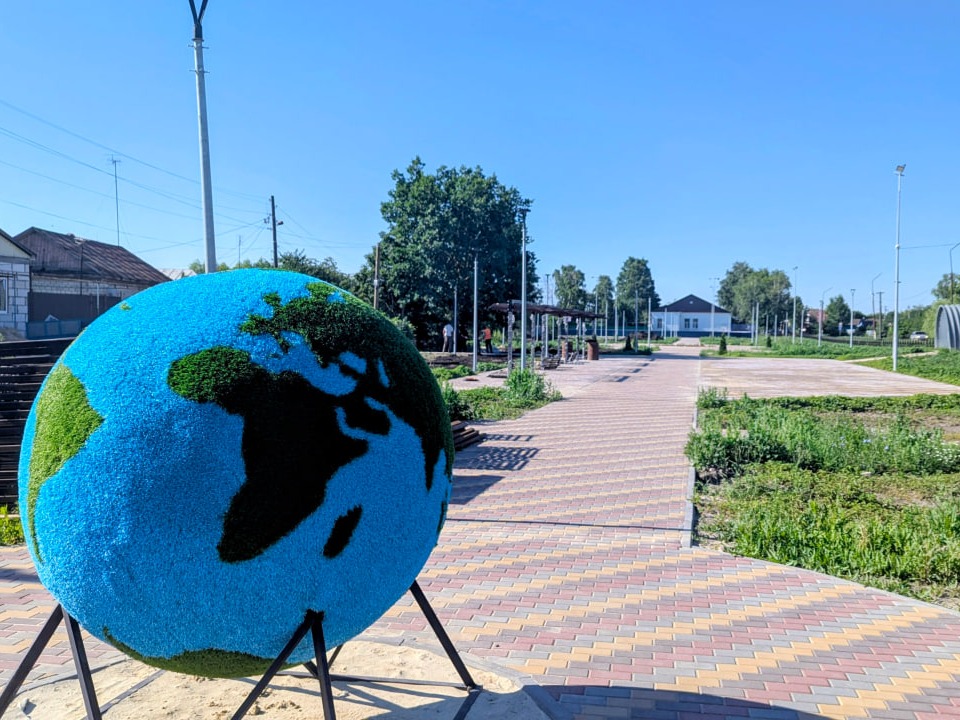 В Самойловке продолжается строительство зоны отдыха.