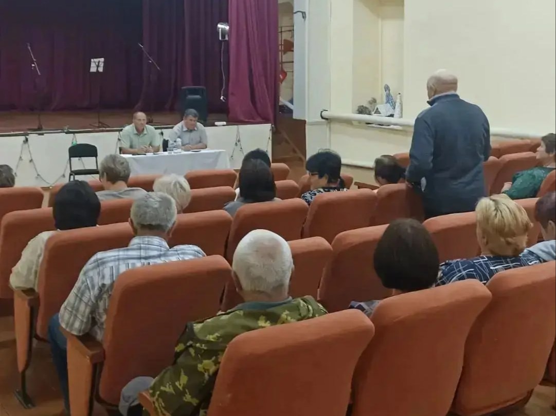 Глава Самойловского района встретился с жителями Хрущевки и Садового.